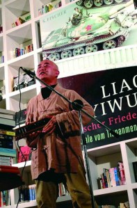 廖亦武，撥算盤吟詩，圖片來源新新聞