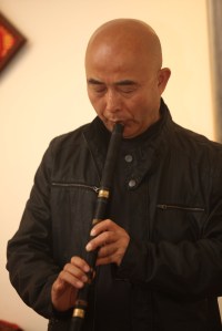 廖亦武吹簫，張振山拍攝